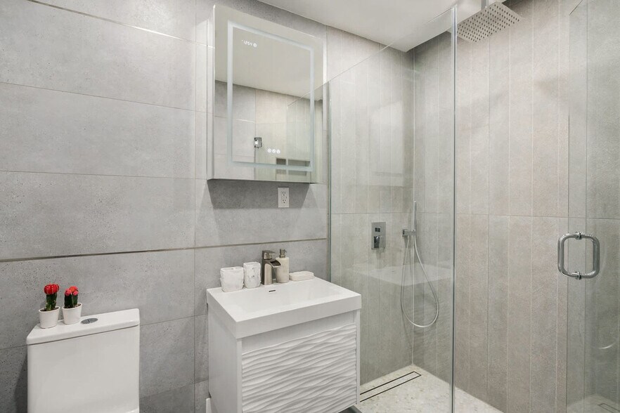 Building Photo - 347 E 78th St