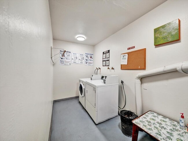 Building Photo - 367 Eden Roc Dr