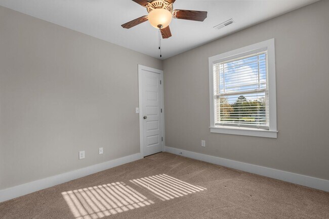 Building Photo - 2 Bedroom 2 Bathroom Town Home Close Proximity To Campbell