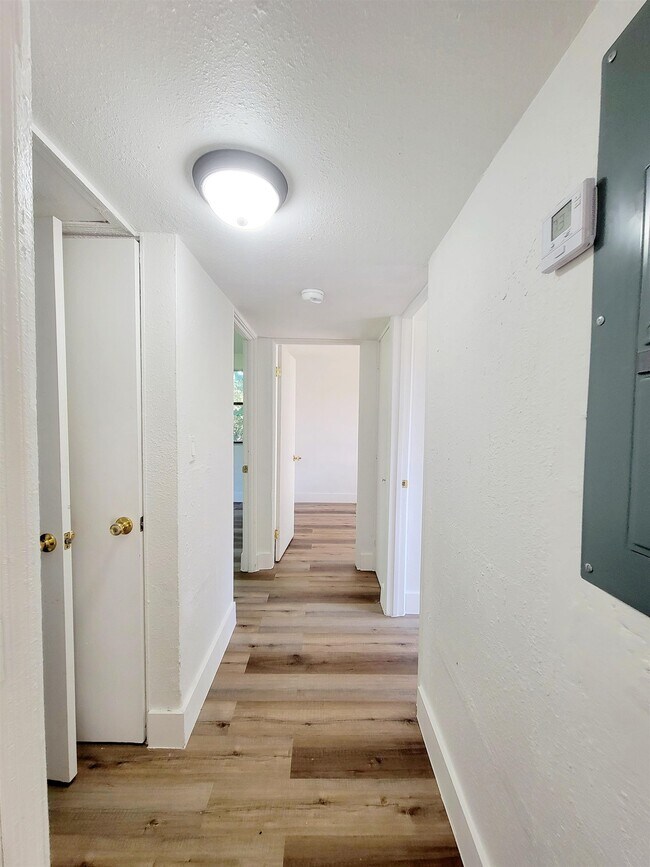 Building Photo - 906 N Veterans Dr