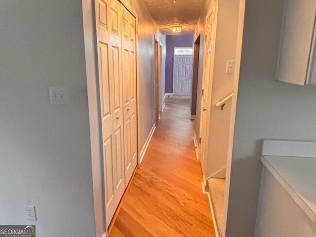 Building Photo - 474 Fraser St SE