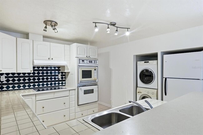 Building Photo - 5236 Kenwood Ave