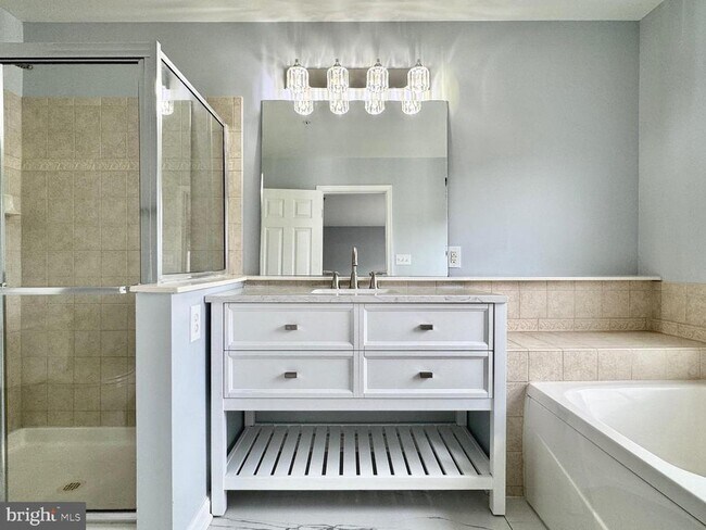 Building Photo - 2601 Emerson Dr