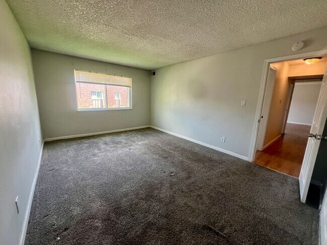 Building Photo - Spacious 2 Bed 1.5 Bath Condo in Hamden South