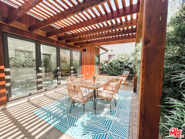 Building Photo - 3836 1/2 Seneca Ave