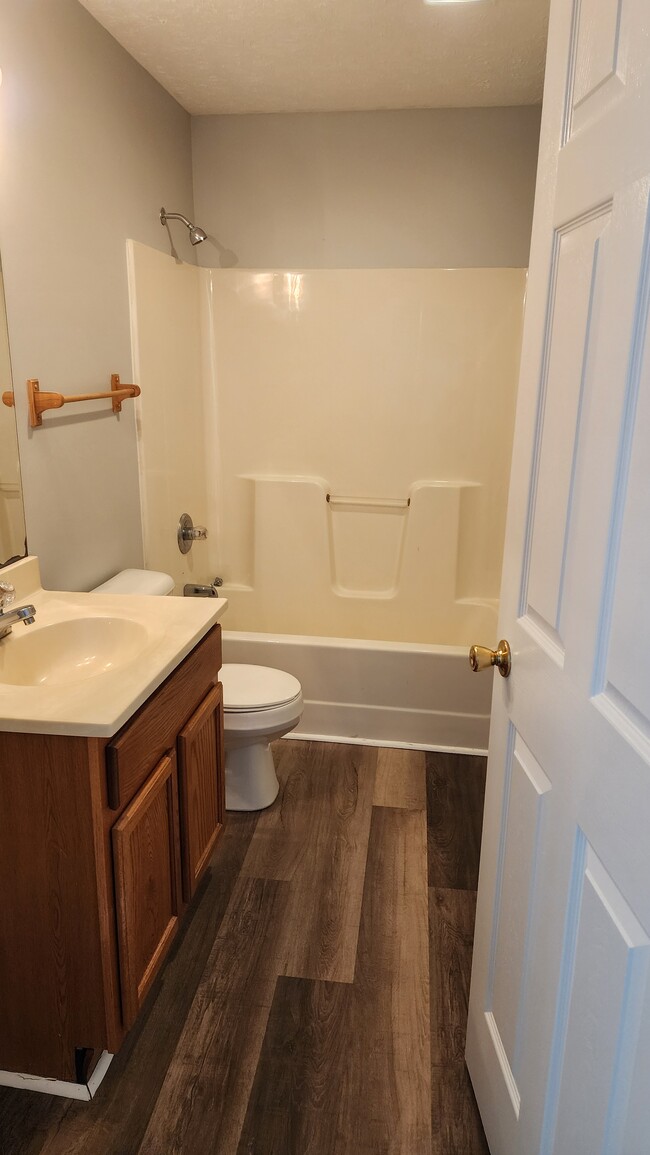 Hall bath - 405 Olympic View Ct