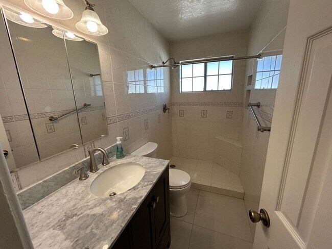 Building Photo - 5015 N 13th Ave