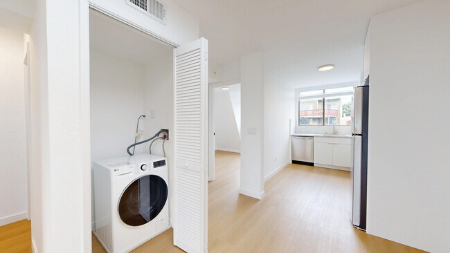 Building Photo - 2035 Castro St