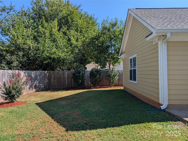 Building Photo - 125 Foxglove Dr