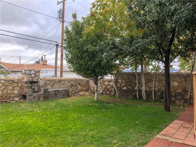 Building Photo - 2106 Arizona Ave