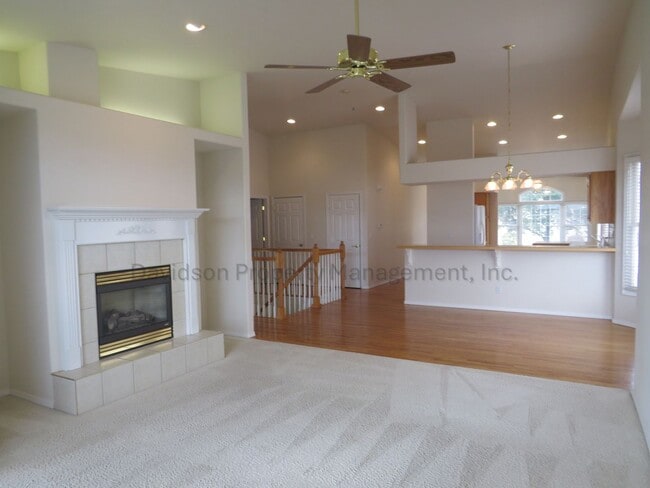 Building Photo - Beautiful 3 Bedroom Townhouse in Gleneagle, Gated Community!