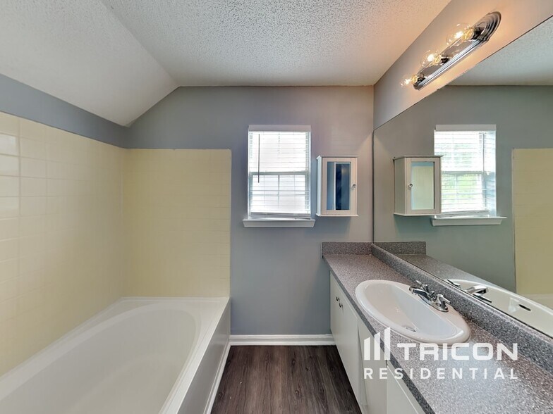 Building Photo - 6836 Saganaw Dr