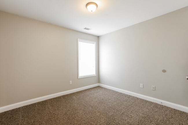 Building Photo - Spacious 5-Bedroom Home