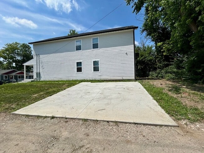 Building Photo - Charming 3-Bedroom 2 Bathroom Duplex in th...