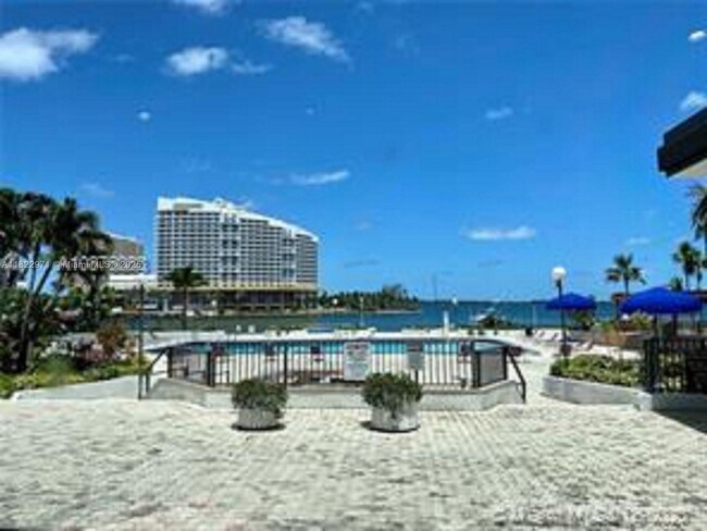 Building Photo - 905 Brickell Bay Dr