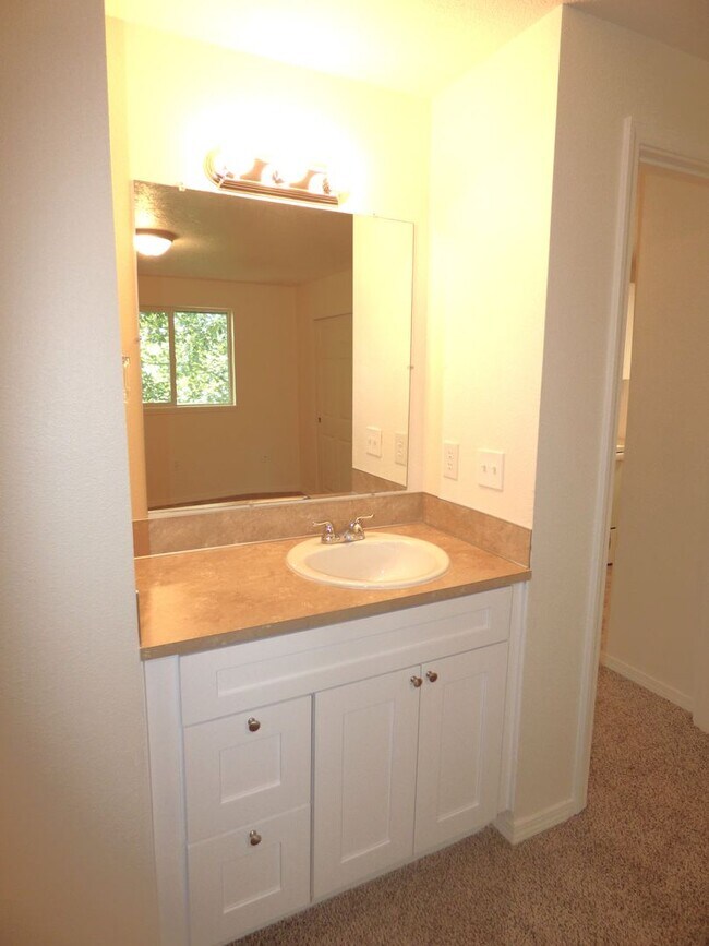 Building Photo - Rent Special: FREE September's Rent!! Second Floor 3 Bedroom apartment