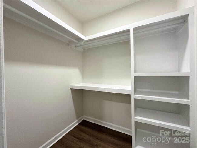 Building Photo - 226 Malvern Dr SW