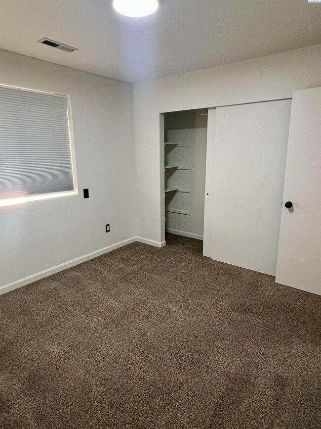 Building Photo - West Pasco rambler for rent