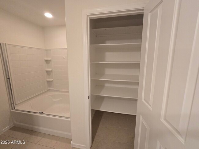 Building Photo - 1514 E Hummingbird Way