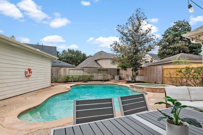 Building Photo - 22007 Crossbrook Dr