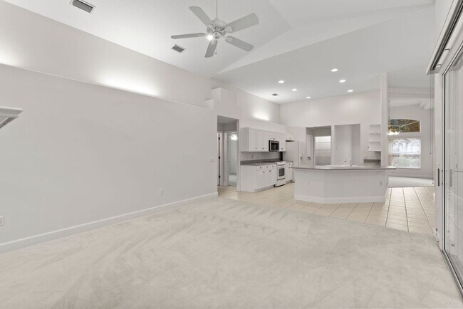 Building Photo - Beautiful Breakaway Trails Pool Home