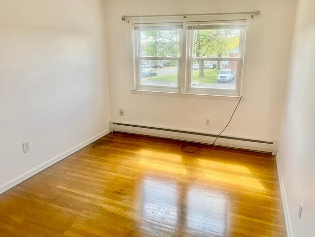Building Photo - 2 Bedroom-1 Full Bath in South Allentown with Immediate Occupancy
