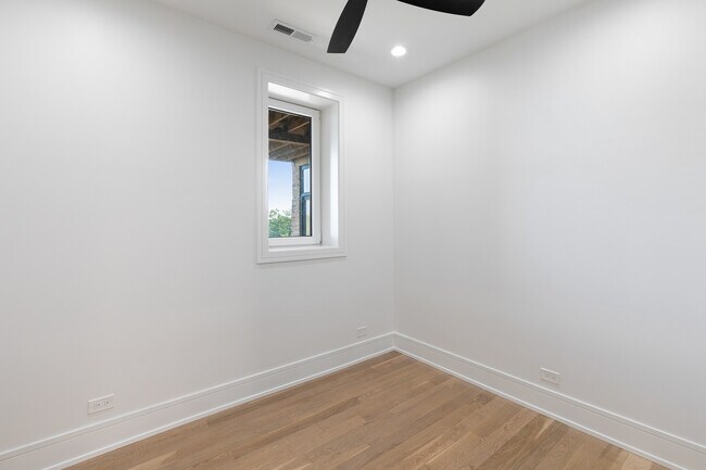 Building Photo - 7729 N Eastlake Terrace