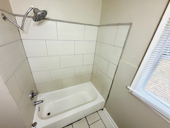 Building Photo - Charming Memphis Home with Spacious Yard – Move-In Special!