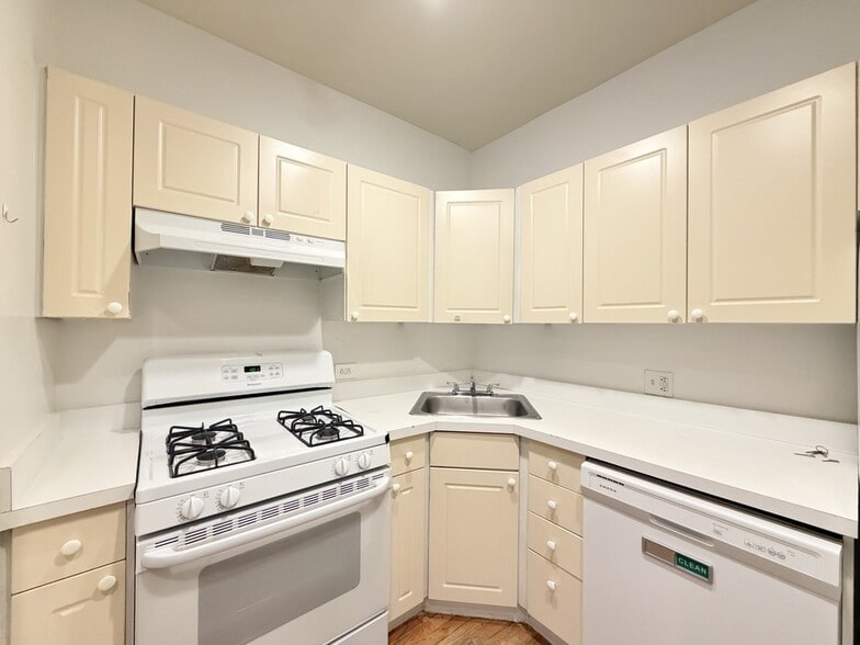Building Photo - 909 W Dakin St