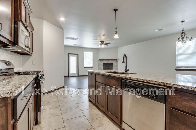 Building Photo - 2200 Alta Vista Ln