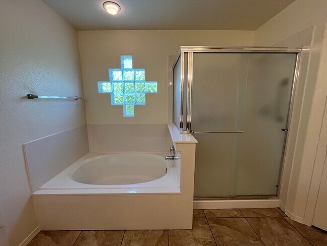 Building Photo - Quaint 3 Bedroom 2 Bathroom Home In Quinte...