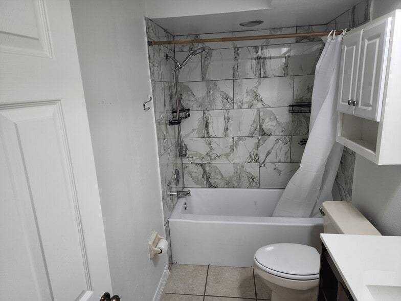 Upstairs Bethroom - 2751 S Pines Dr