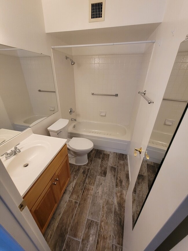Building Photo - Great North Phoenix 2/2 with all new floor...
