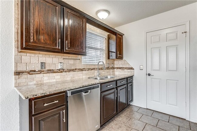 Building Photo - 804 Tyler St