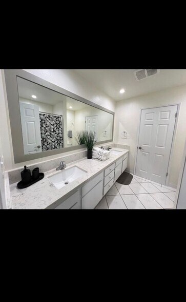 Building Photo - 7651 Reseda Blvd