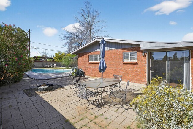 Building Photo - 2272 E Blacklidge Dr