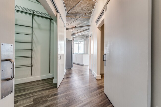 Building Photo - 1001 Belleview St