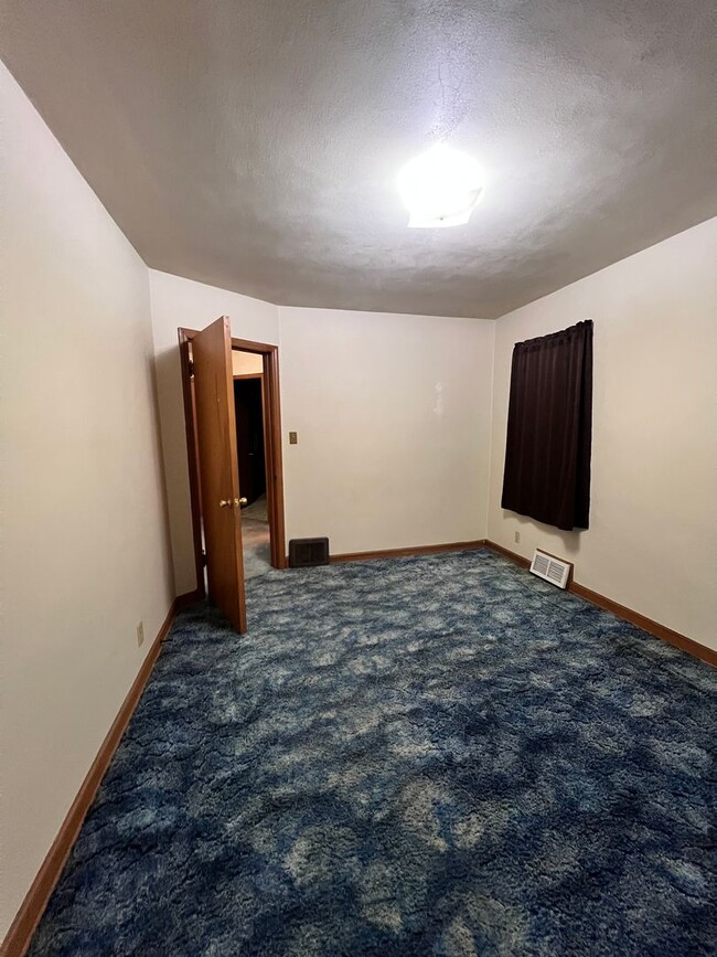 Building Photo - 1417-1419 Shoreland Dr.