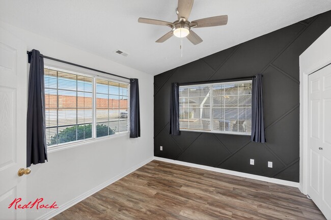 Building Photo - Gorgeous Bedroom Townhome in Prime Location