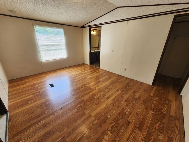 Building Photo - 15 Wilma Ln