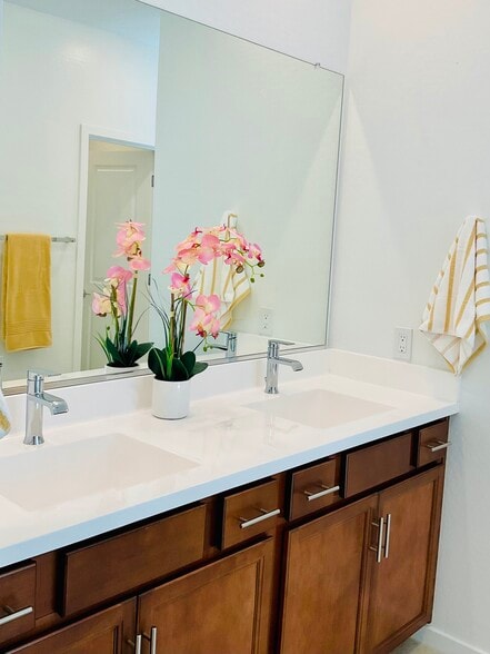 Building Photo - 2759 S Jackrabbit Dr