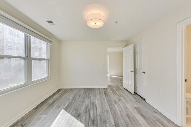 Building Photo - Beautiful - Ground Floor 3/2 condo in Rockville