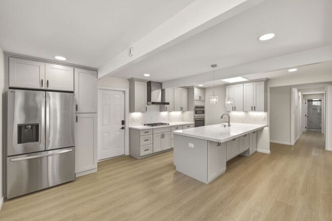 Building Photo - Conveniently Located 3 Bed, 2 Bath Home w/ Huge Patios