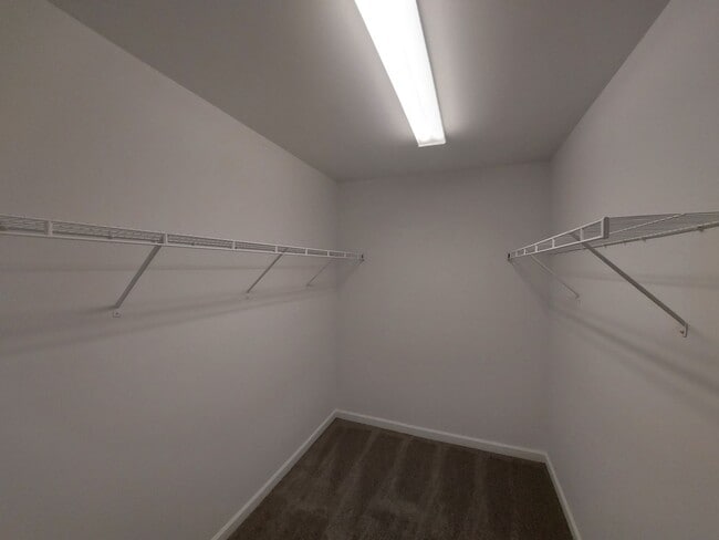 Building Photo - Newly Renovated Beautiful Townhome for Ren...