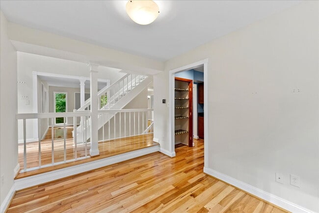 Building Photo - "Luxurious Reston Retreat: Spacious 2400 S...
