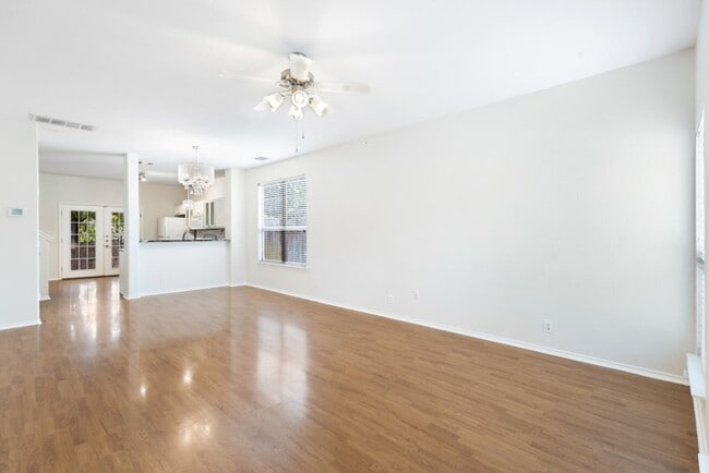 Building Photo - 3 Bedroom2.5 Bath The Plaza Subdivision
