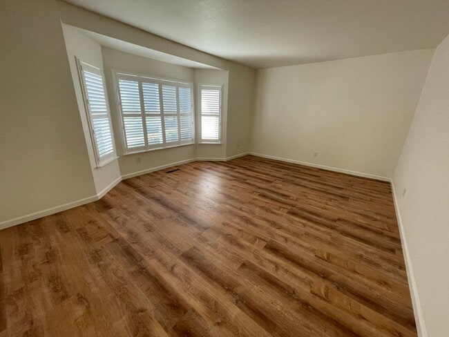 Building Photo - Spacious three bedroom home in desirable Windsor neighborhood!