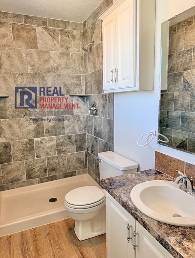 Building Photo - 4 bed 3 bath house - 2 car garage - RV parking