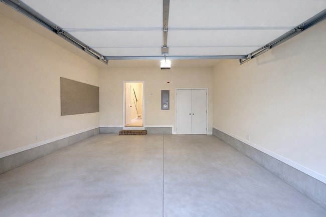 Building Photo - Gated Johns Creek End-Unit Townhome | 3BR / 3.5BA | Minutes to Avalon & GA-400