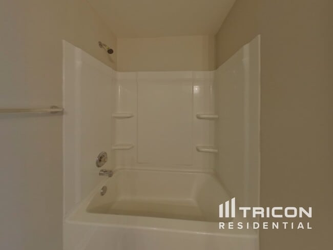Building Photo - 714 Streamside Dr